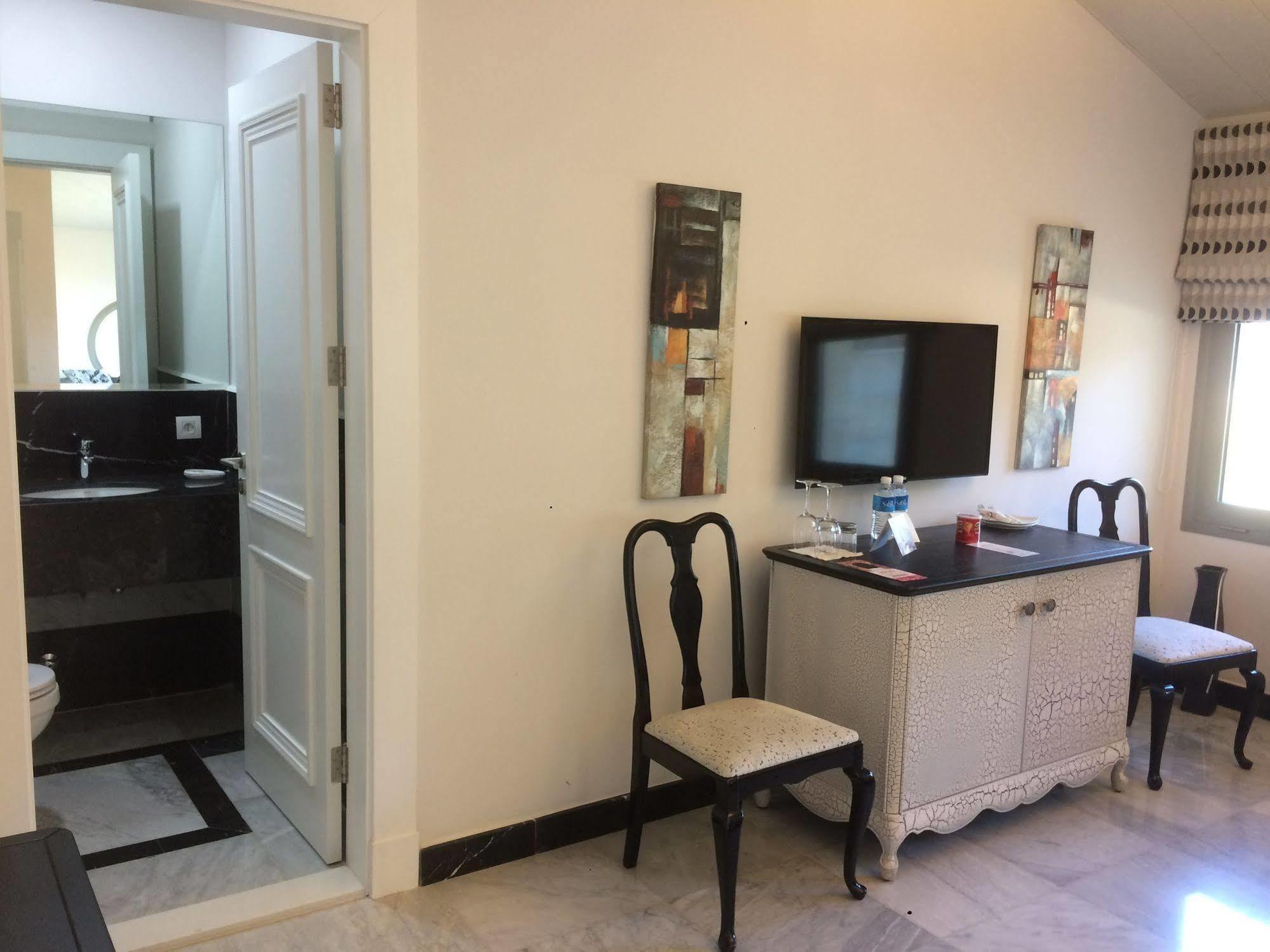 Cherry Blossom Boutique Hotel Bḩamdūn Kültér fotó